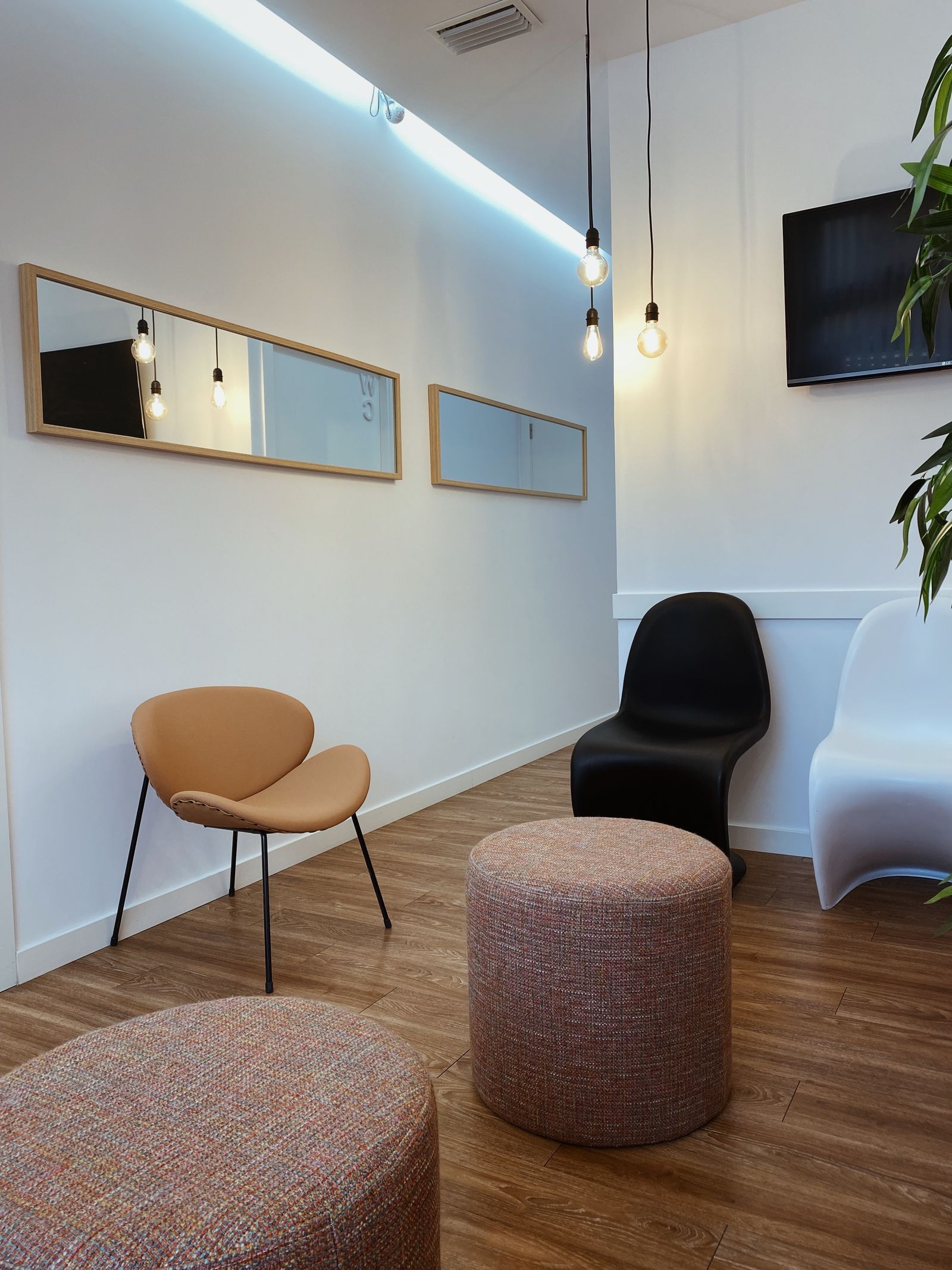 Čakáreň Dentalia Studio s drevom a mäkkým sedením